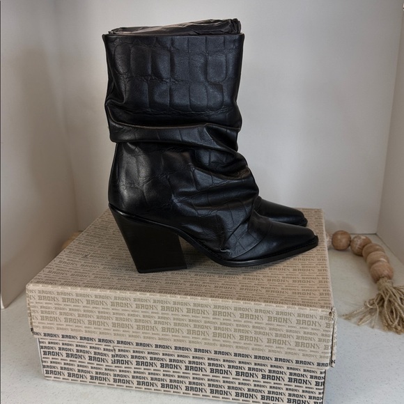 BRONX Leather Pinched Booties Sz 39/8.5 - Picture 11 of 11